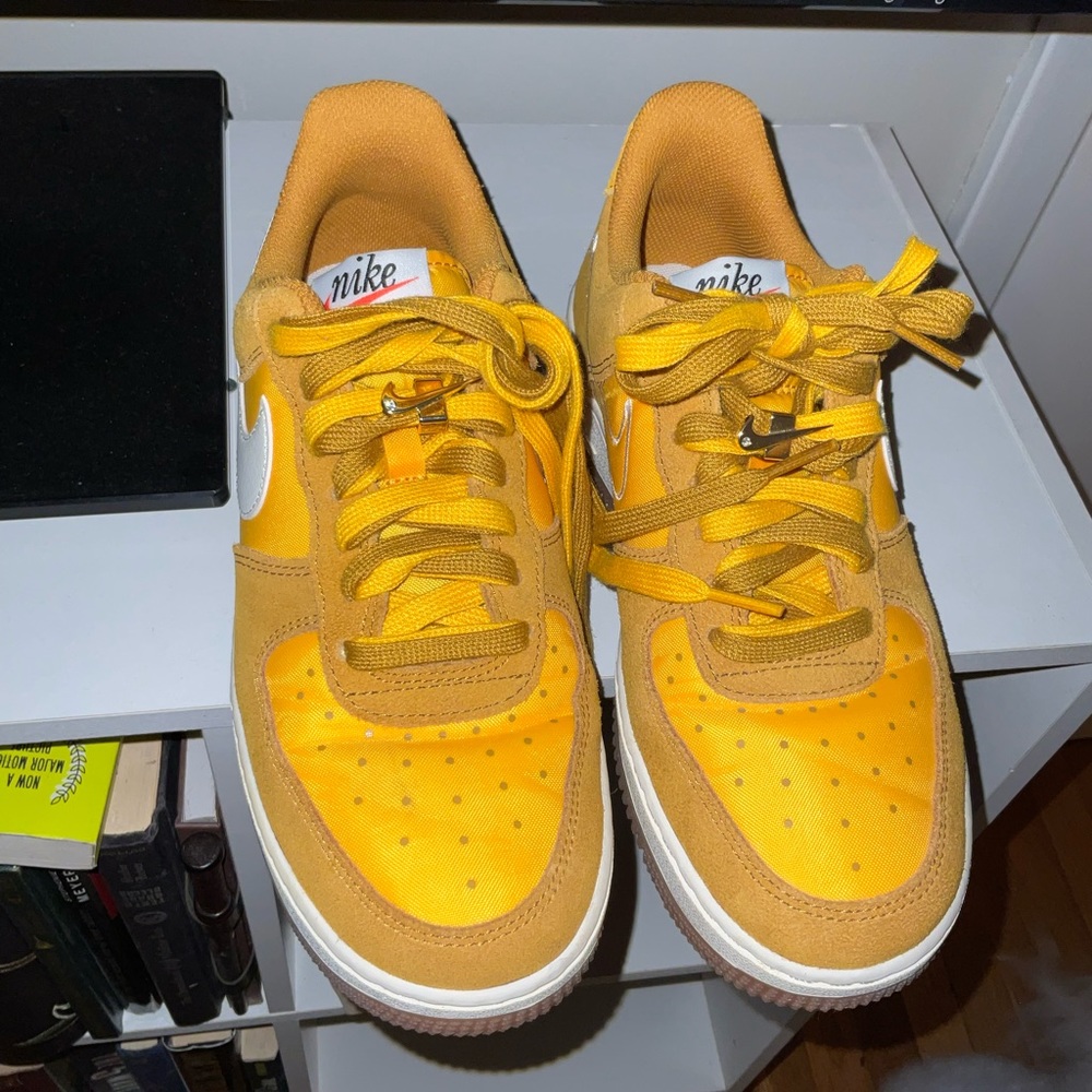 NIKE size 8 women’s Air Force 1 SE ‘07 sneakers